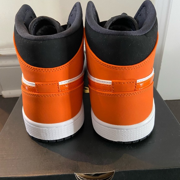 AIR JORDAN 1 MID SHATTERED BACKBOARD - Picture 10 of 14